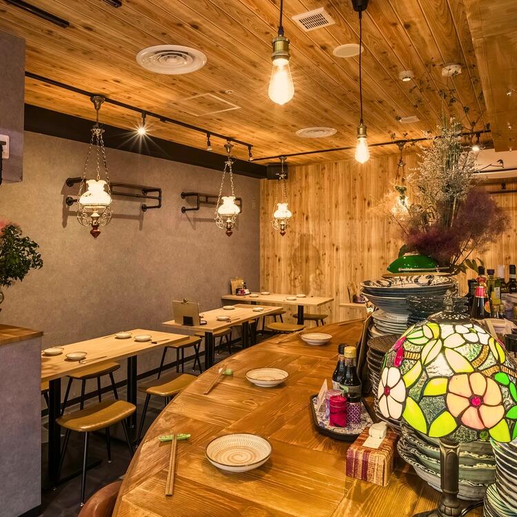 木材を用いた暖かみのある店内