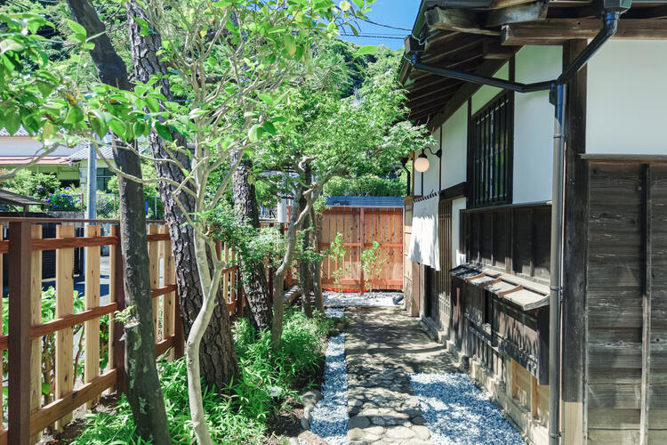 店舗入口は和の雰囲気