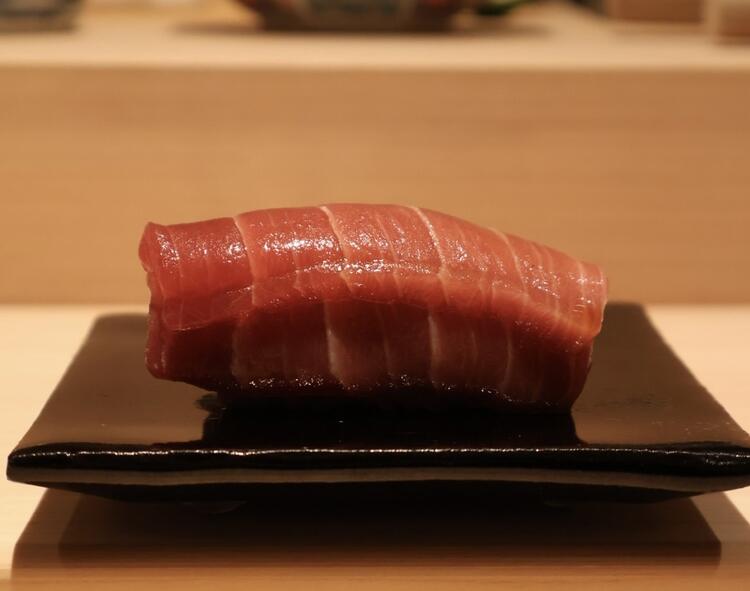 肩肘張らずに楽しめる江戸前鮨を提供