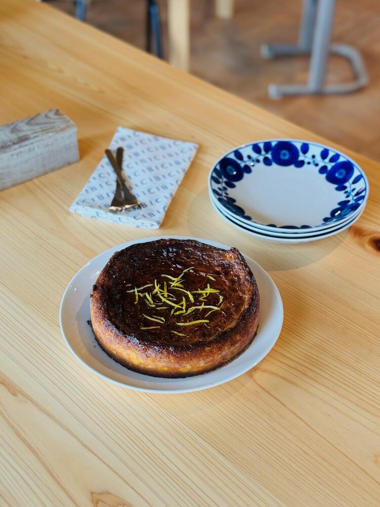 しっとり焼き上げるベイクドチーズケーキ