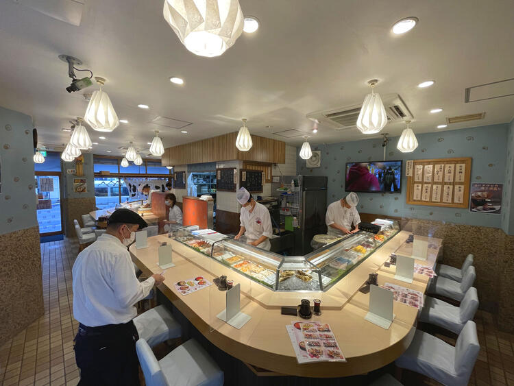 広々とした明るい店内◎