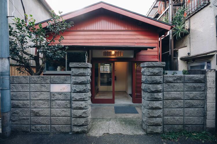 谷中の路地にひっそり佇む赤い建物が目印