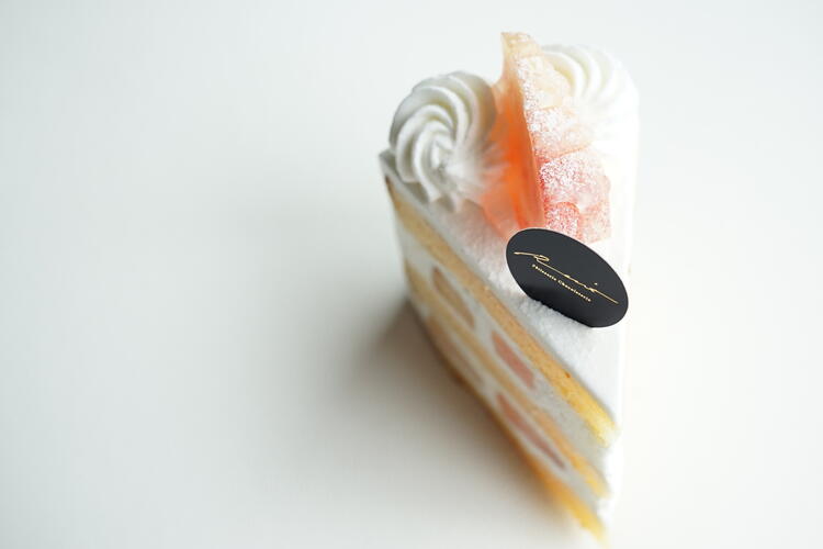 腕利きパティシェが創り上げる美しいケーキ