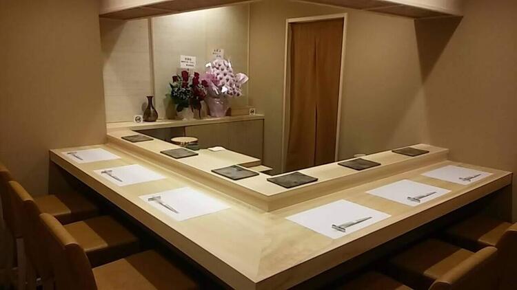 カウンター6席のみの鮨店