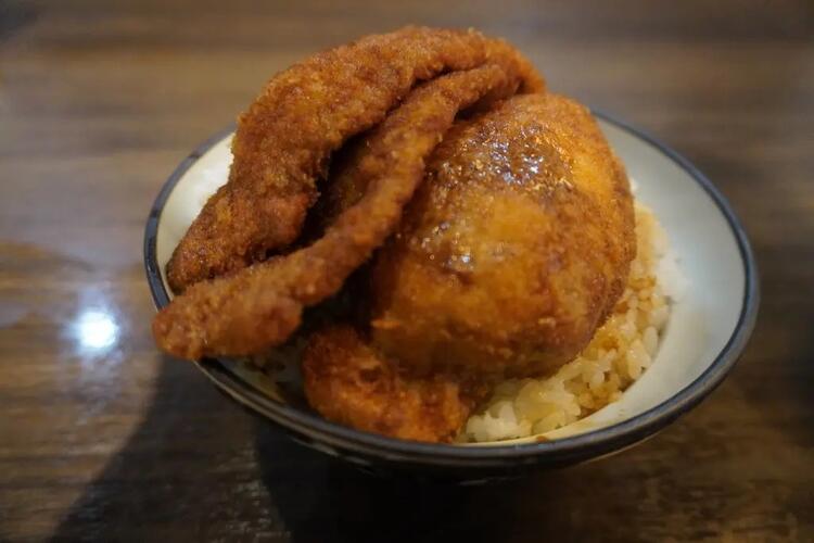 ランチタイムはどんぶりや定食★