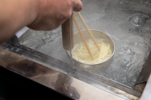 こだわりの麺はセントラルキッチンで製造