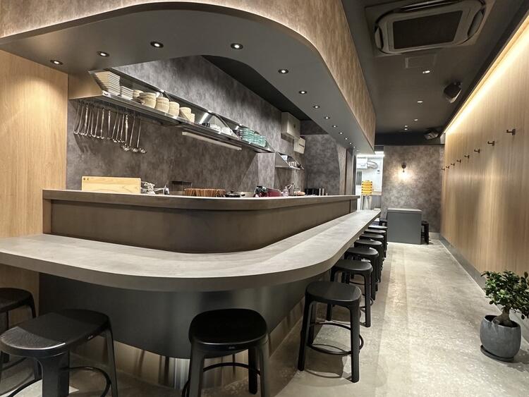 オープンしたてのぴかぴかの店内