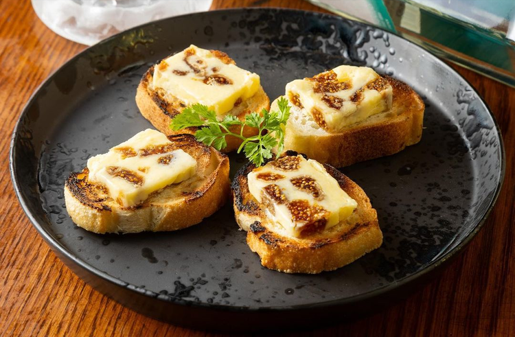 いちじくバターを乗せた炭焼きバケット