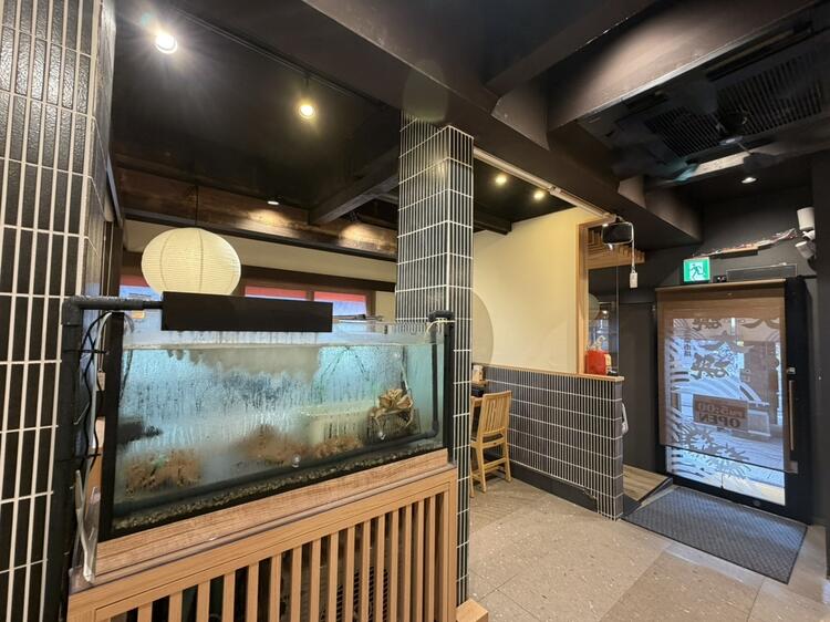生簀のある店内