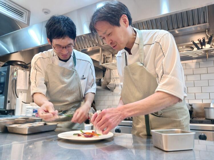 お客様の笑顔が見えるオープンキッチン