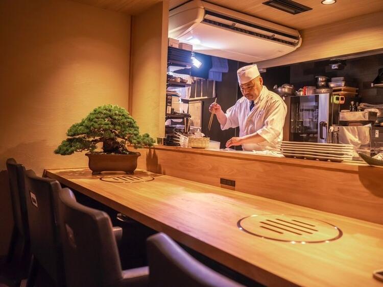 オープンキッチンでの調理