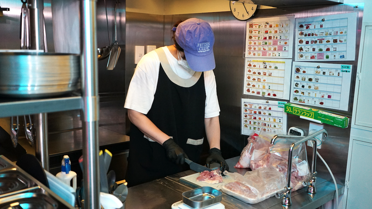 原材料のカット。スペースは広めです