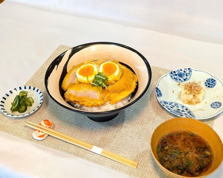 リーズナブルは価格帯のかつ丼セットです