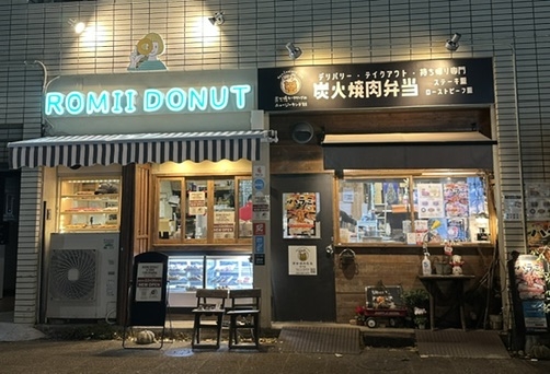 店舗・右側が焼肉弁当店・左がドーナツ店で