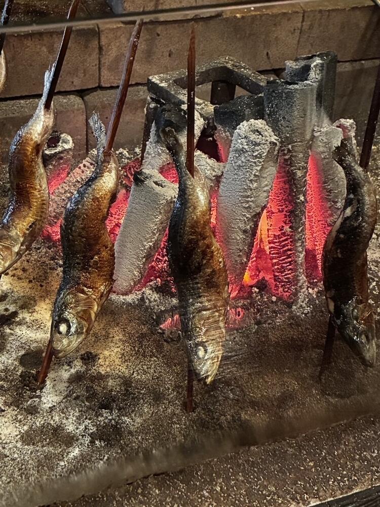 目の前で焼く圧巻の原始焼き
