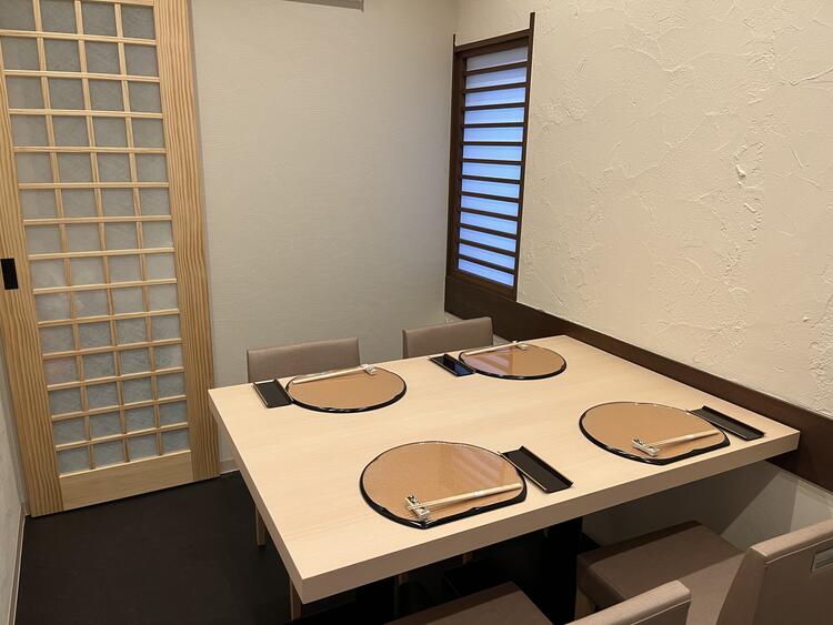 個室は6名様用と4名様用の2部屋あります