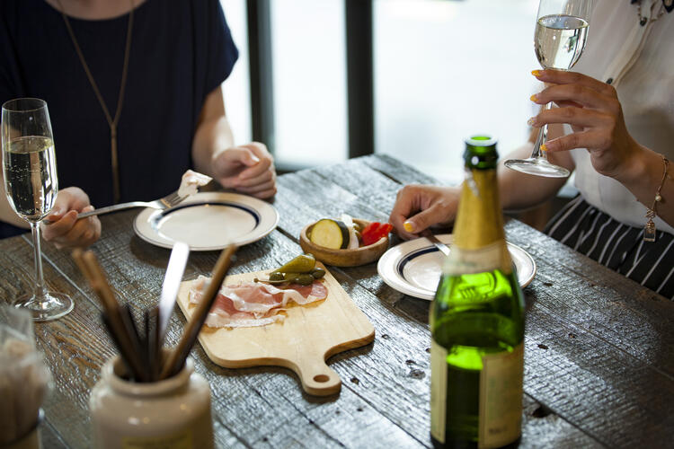 肉×ワイン×旬の食材を楽しめる洋風居酒屋