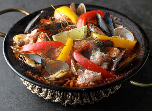 名物！魚介の旨み溢れる贅沢パエリア