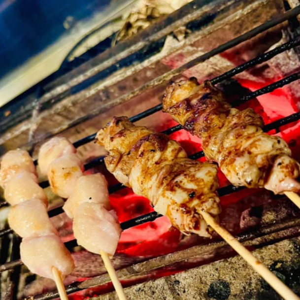 看板メニューは炭火で焼き上げた朝引き鳥
