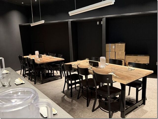 黒を基調とした落ち着いた店内