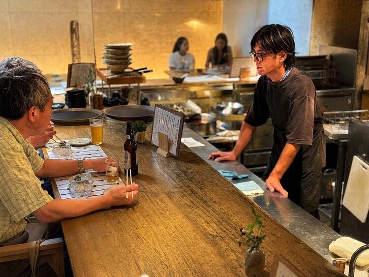 お客様の反応が見れるオープンキッチン