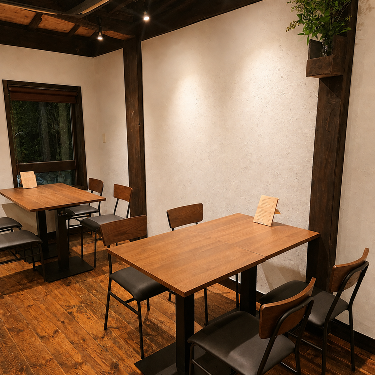 カウンター7席テーブル8席のお店です
