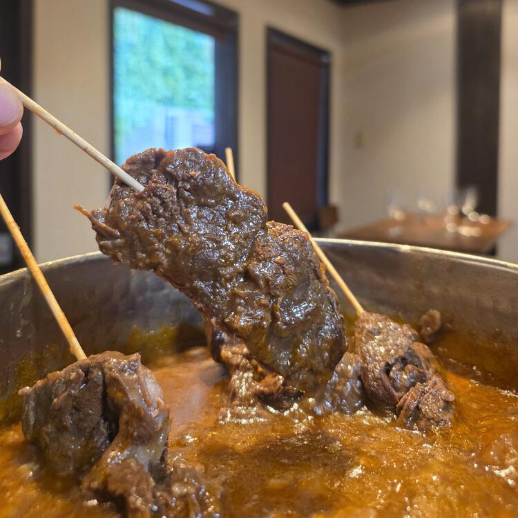 深みある味わい赤ワインの“煮串”