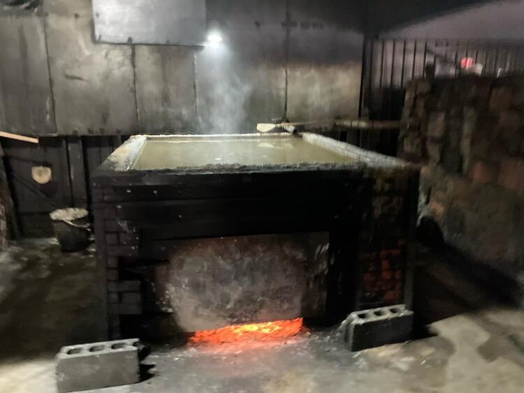 春夏秋冬で変わる塩の味。百姓庵の塩窯