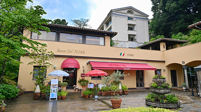 中庭を囲んでお店があります。