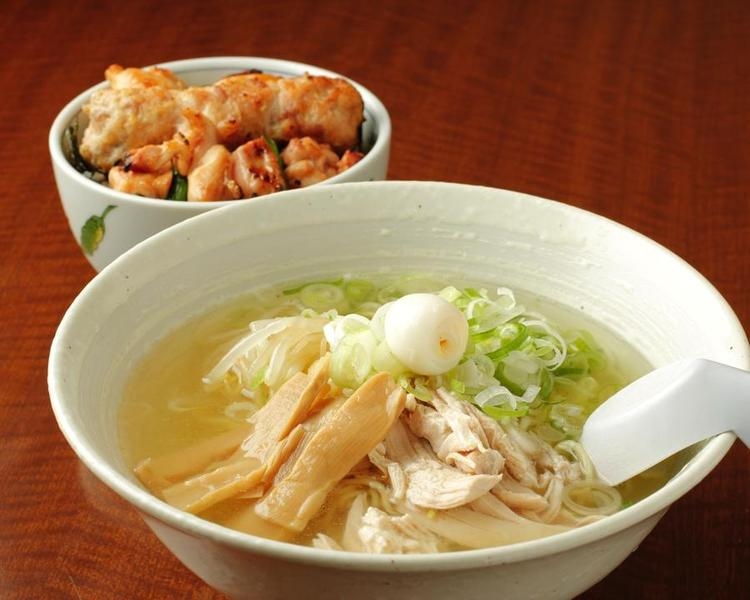 ランチは焼き鳥とラーメンのセットが人気