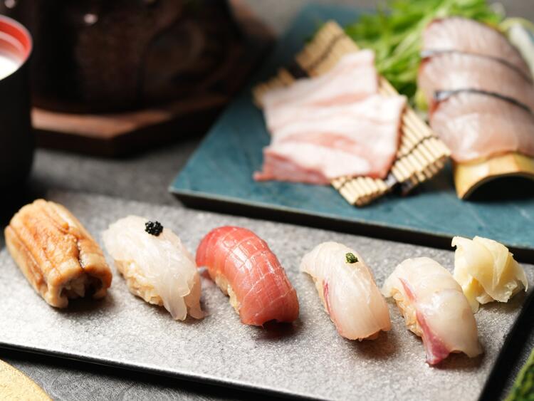 江戸前技法を使い、鮨職人が一貫ずつ握る