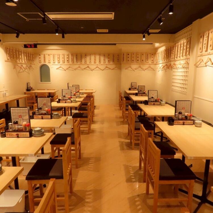 白と明るい木を基調とした開放的な店内