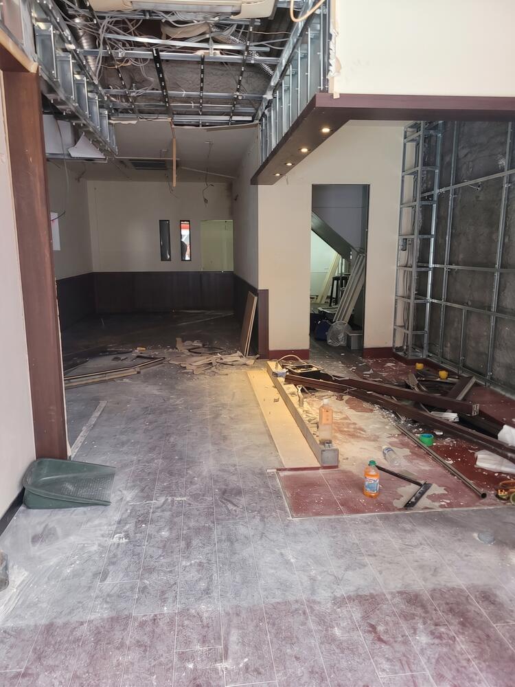 現在着々と進む新しいお店の工事風景