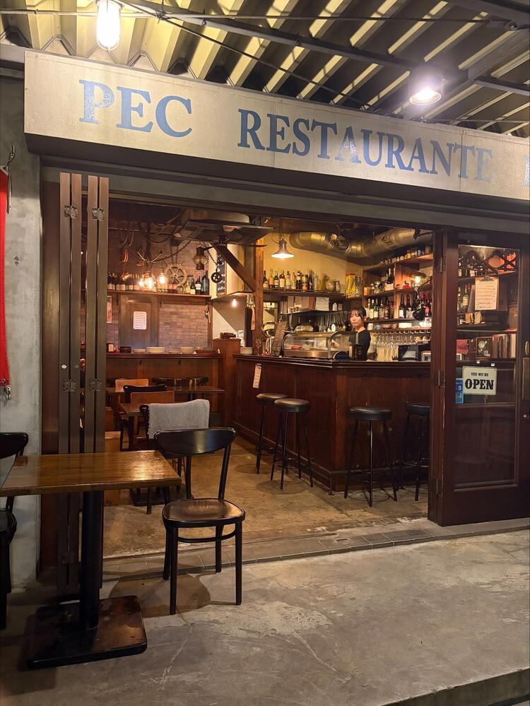 店内は現地のバルのような雰囲気
