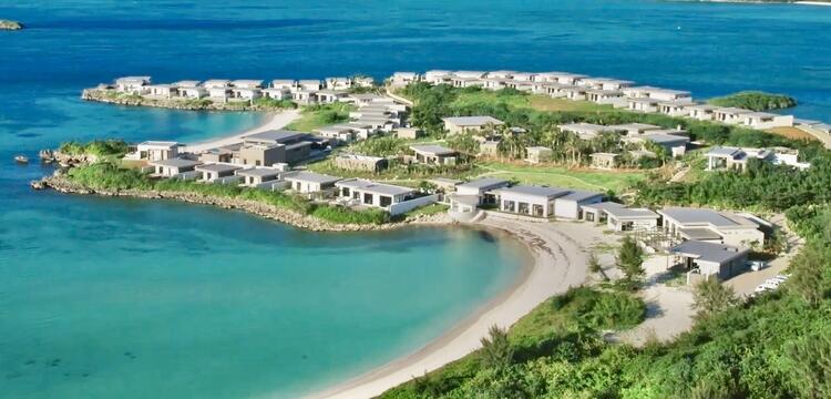 宮古ブルーの海に囲まれたホテル