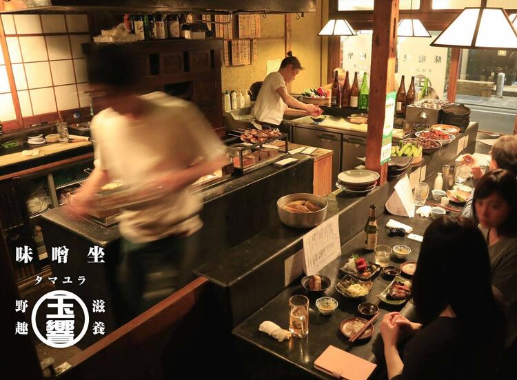 1階席：燗銅壺も備えたライブ感のある酒場