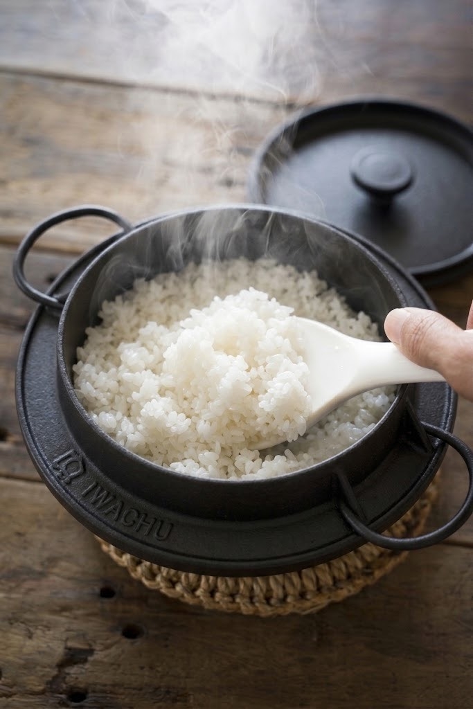 ご飯は高級南部鉄器で炊き立てを提供