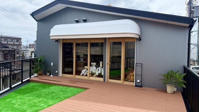 広いテラスが自慢のカフェ＆バー
