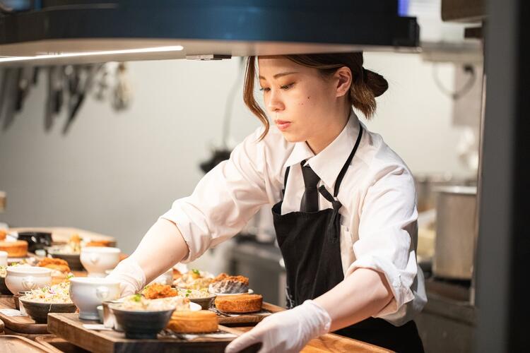 料理やオペレーションを一緒につくります
