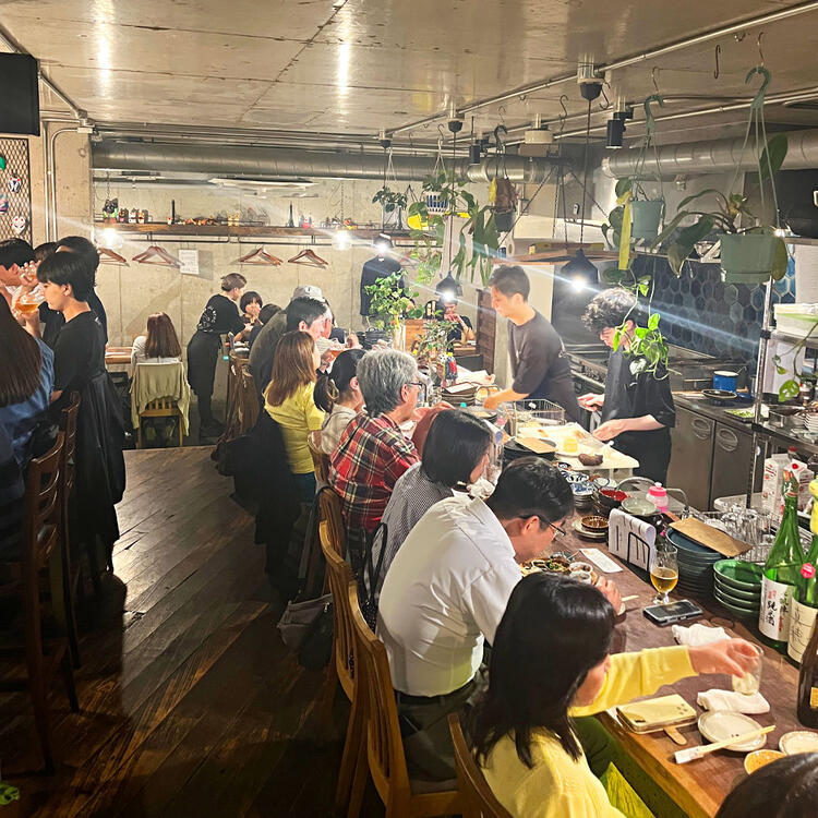 「 活気あるオープンキッチン 」