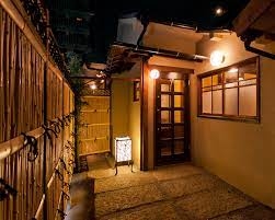 近隣にあるBARすがはら別館の入口・外観