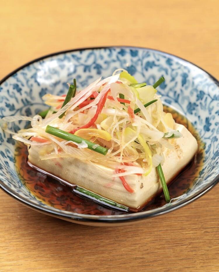 丼を引き立てるホッとする一品料理も提供！