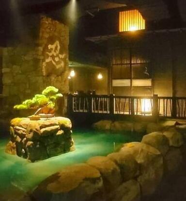 店内正面には池と盆栽