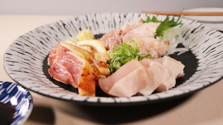 pao名物の新鮮地鶏を使った鳥刺し◎