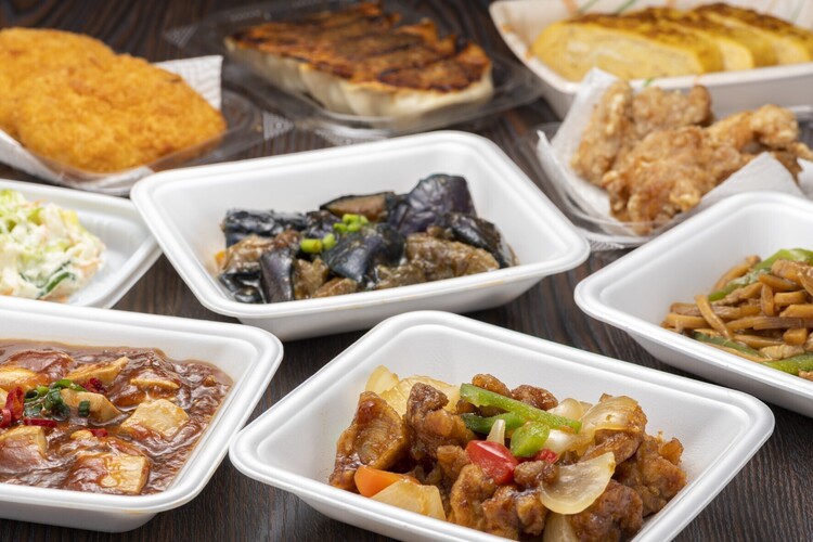 夕方からは近隣飲食店と連携し、惣菜を販売