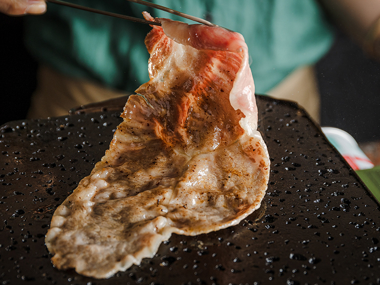 A5ランク雌牛にこだわる溶岩焼肉の名店