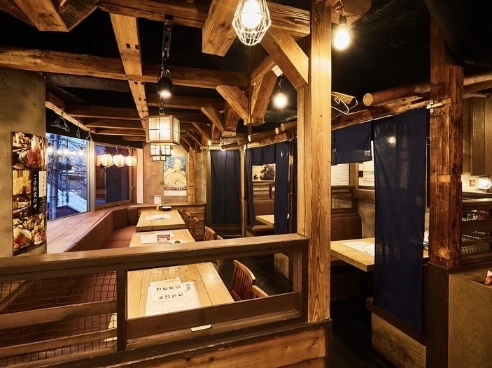 木目調を中心とした広々とした店内