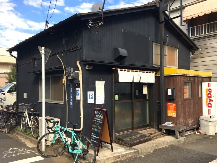 隠れ家的に佇む味わいのある外観＜向日葵＞