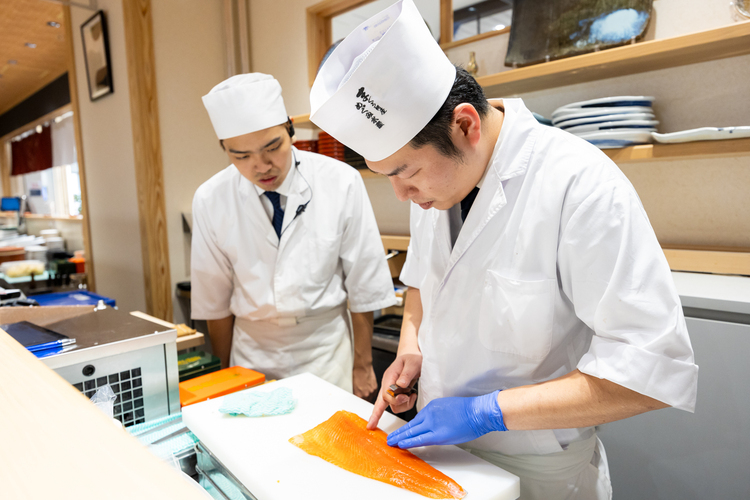 真剣な眼差しで最高のネタを仕込みます。
