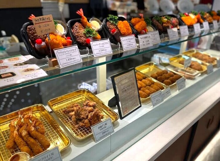 弁当だけでなくサラダやデリ、冷凍食品も